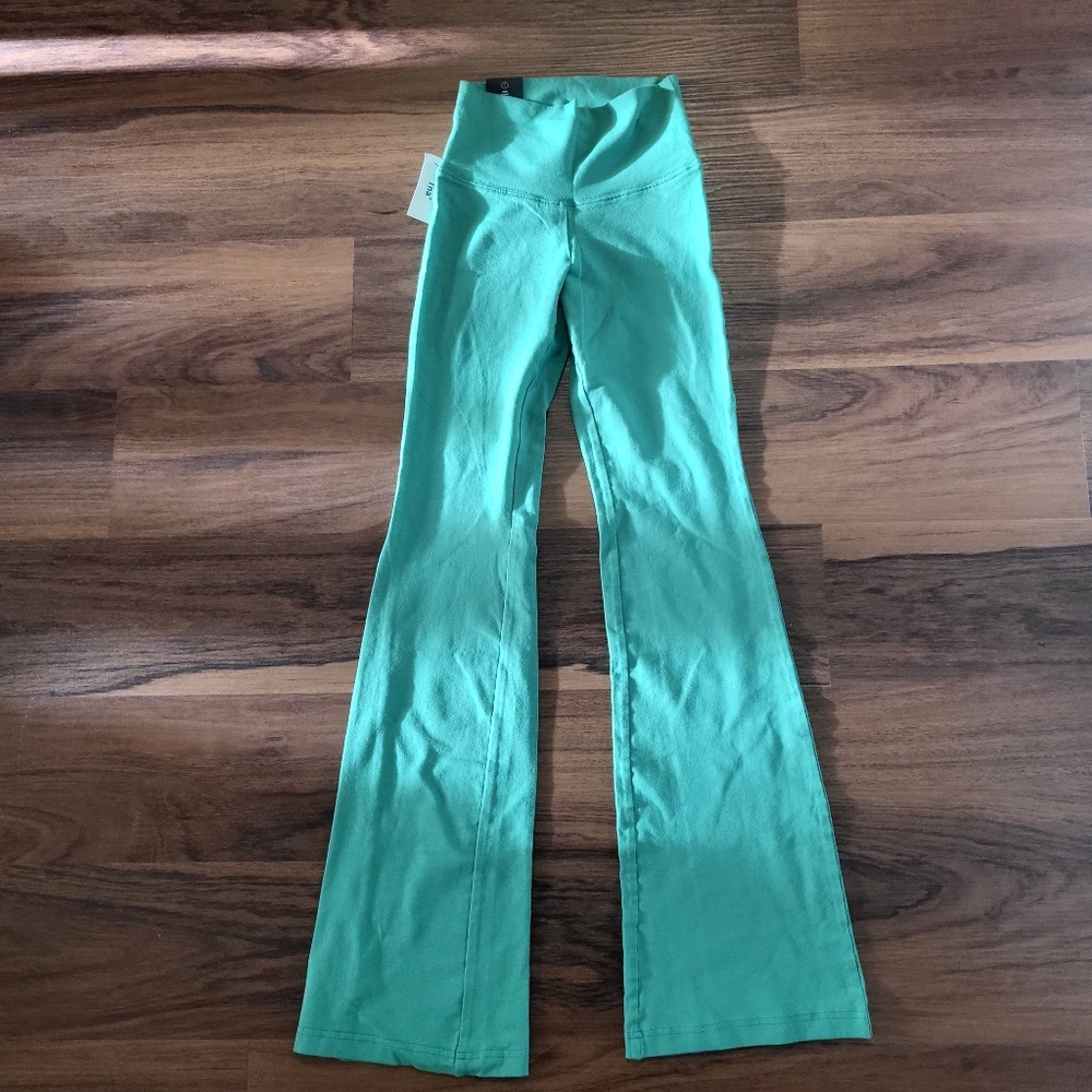 NWT Aritzia TnaChill Atmosphere Flare Hi-Rise Legging in Nature Green Sz 2XS